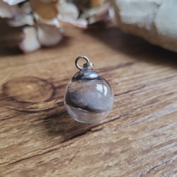Pendentif sphère en verre avec plume naturelle de Tourterelle.