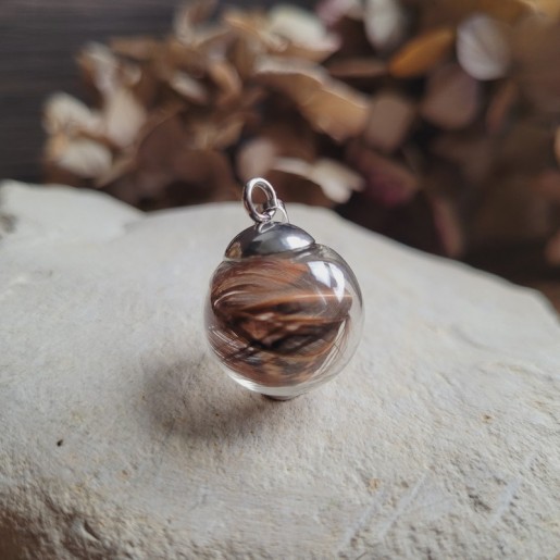 Pendentif sphère en verre avec plume naturelle de Coq.