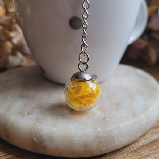Boule à thé sphère en verre et pétales d'Immortelle jaune.