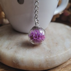 Boule à thé sphère en verre et fleurs séchées de Statices.