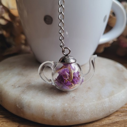 Boule à thé pendentif théière verre et fleur de Statices.