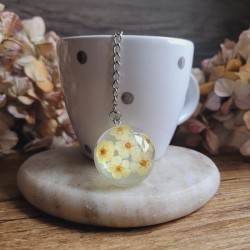Boule à thé, pendentif demi sphère et fleurs séchées de Spirée.