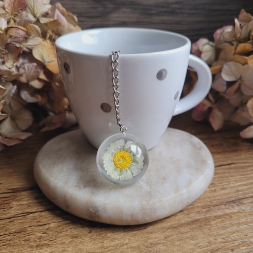Boule à thé, pendentif demi-sphère en résine et fleur séchée de Pâquerette.