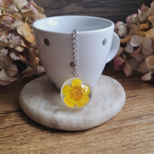 Boule à thé, pendentif demi sphère et fleur séchée de Bouton d'Or.
