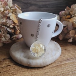 Boule à thé, pendentif demi sphère et fleur séchée d'Immortelle blanche.