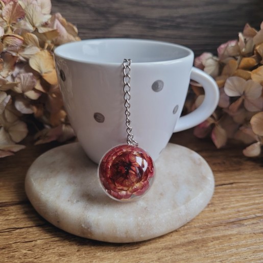 Boule à thé, pendentif demi sphère et fleur séchée d'Immortelle.