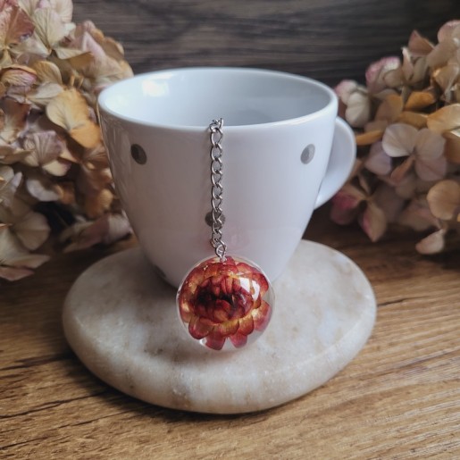 Boule à thé, pendentif demi sphère et fleur séchée d'Immortelle.