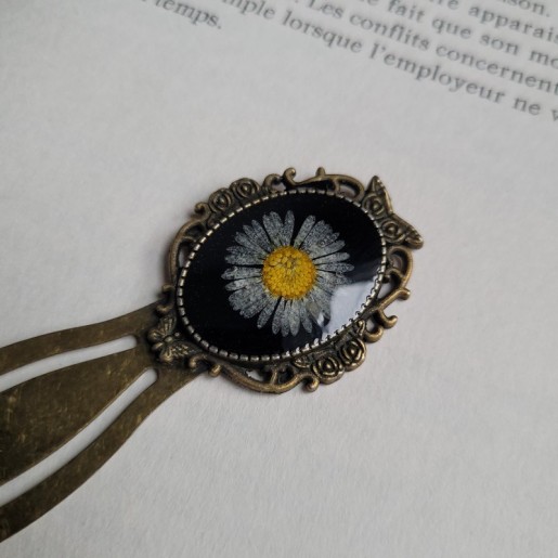 Marque-page trombone en laiton, avec fleur séchée de Pâquerette.