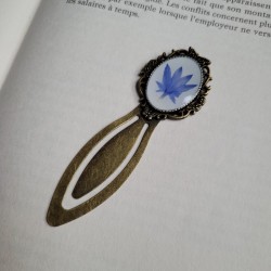 Marque-page trombone en laiton, avec fleur séchée de Bleuet.