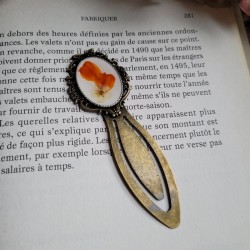 Marque-page trombone en laiton, avec fleurs séchées d'Oeillet d'Inde.