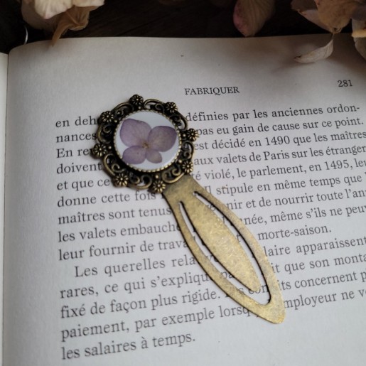 Marque-page trombone en laiton, avec fleur séchée d'Hortensia.