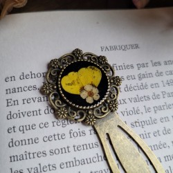 Marque-page trombone en laiton, avec fleur séchée de Spirée et de Bouton d'Or