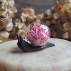 GABRIELLE, figurine escargot en résine, sphère en verre et fleurs séchées d'Immortelle.