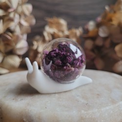 CONSTANCE, figurine escargot en résine, sphère en verre et fleurs séchées de Lilas.