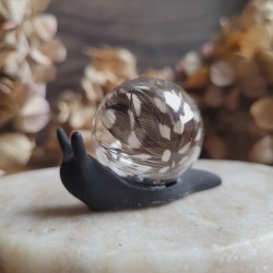 GASPARD, figurine escargot en résine, sphère en verre et plumes naturelles de Pintade.