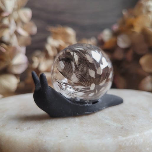 GASPARD, figurine escargot en résine, sphère en verre et plumes naturelles de Pintade.