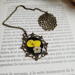 Marque-page chaîne avec médaillon vintage composé de fleurs séchées de Bouton d'Or et Spirée.