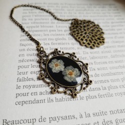 Marque-page chaîne avec médaillon vintage composé de fleurs séchées de Spirée.