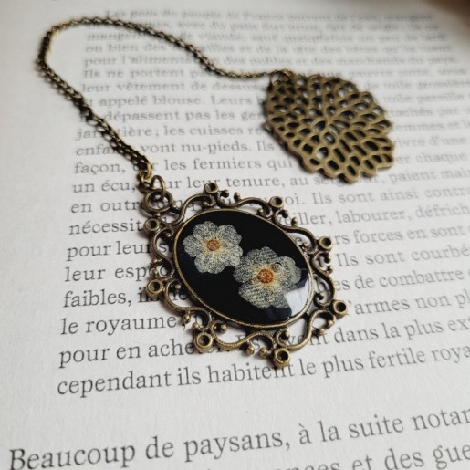Marque-page chaîne avec médaillon vintage composé de fleurs séchées de Spirée.