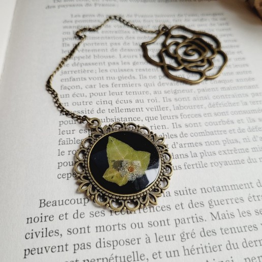 Marque-page chaîne avec médaillon vintage composé de fleurs séchées de Spirée et feuille de Lierre.