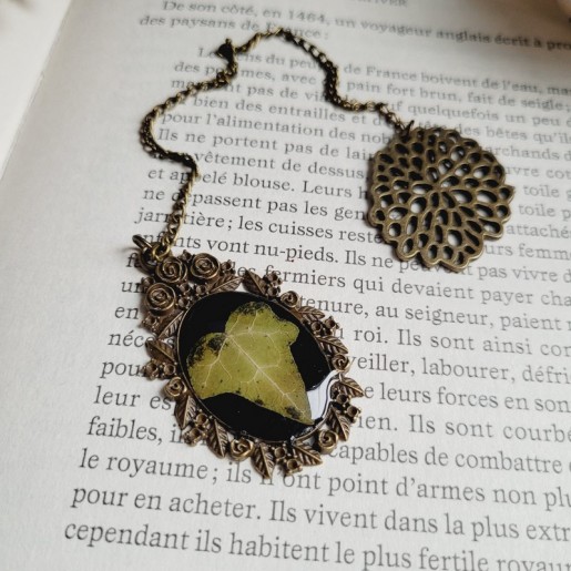Marque-page chaîne avec médaillon vintage composé de feuille séchée de Lierre.