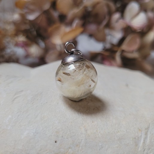 Pendentif sphère 1.8 cm en verre et fleurs séchées de Pissenlit.