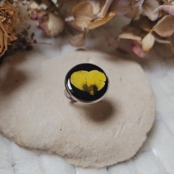 Bague en acier inoxydable avec plateau rond et fleur de Bouton d'Or