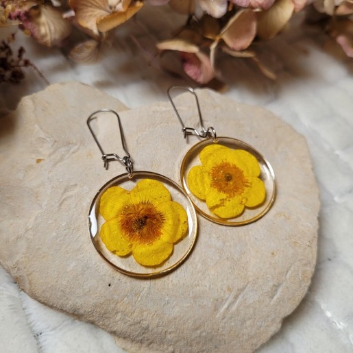 Boucles d'oreilles rondes avec fleurs séchées de Bouton d'Or.