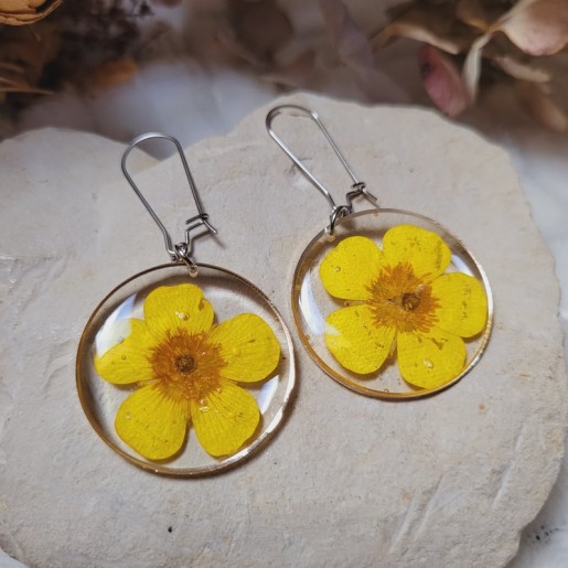 Boucles d'oreilles rondes avec fleurs séchées de Bouton d'Or.