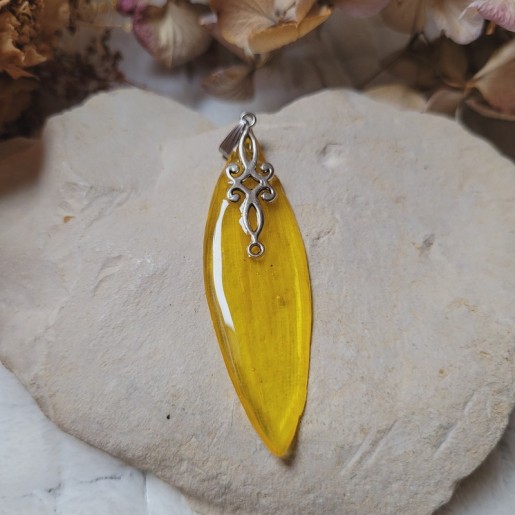Pendentif pétale de fleur de Tournesol cristallisée par de la résine.