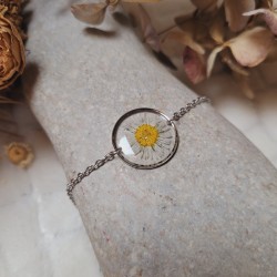 Bracelet en acier inoxydable et pendentif rond avec fleur séchée de Pâquerette.