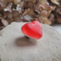 Pin's bonbon coeur en résine.