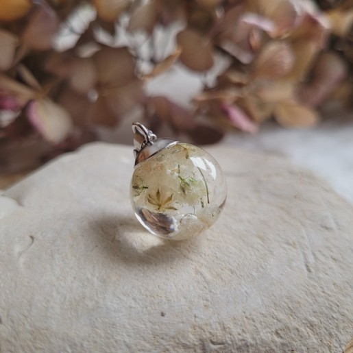 Pendentif sphère 1.8 cm en résine et fleurs séchées de Gypsophiles.
