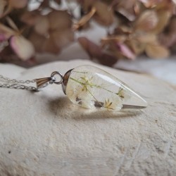 Pendentif larme en résine et fleurs séchées de Gypsophiles.