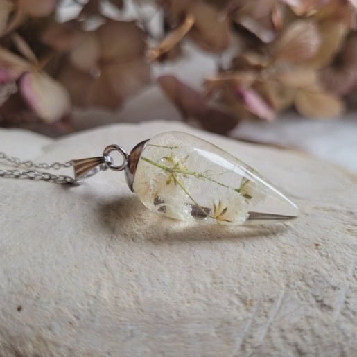 Pendentif larme en résine et fleurs séchées de Gypsophiles.