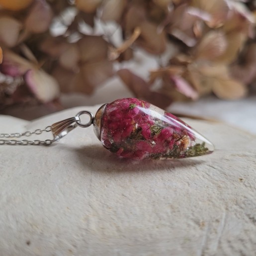 Pendentif larme en résine et fleurs séchées de Bruyère.