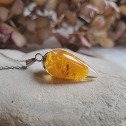 Pendentif larme en résine et fleurs séchées d'Immortelle jaune.