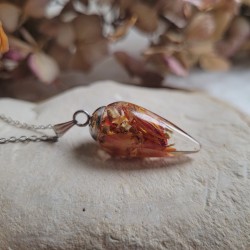 Pendentif larme en résine et fleurs séchées d'Immortelle orange.