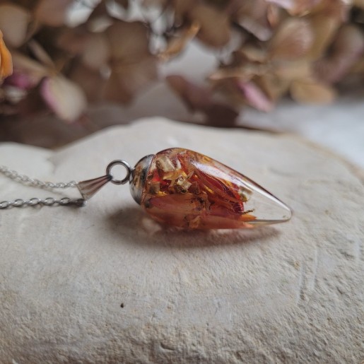 Pendentif larme en résine et fleurs séchées d'Immortelle orange.