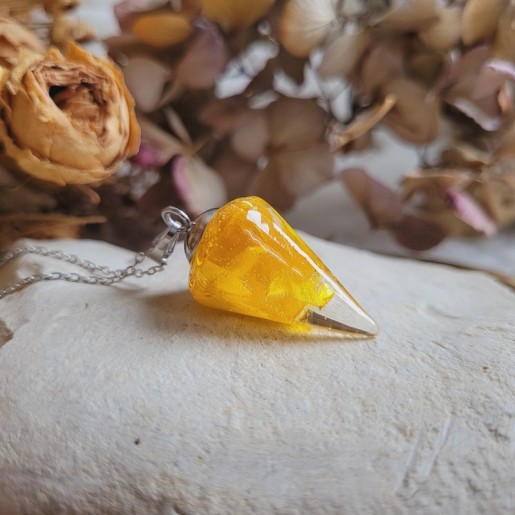 Pendentif pendule en résine et fleurs séchées d'Immortelle jaune.