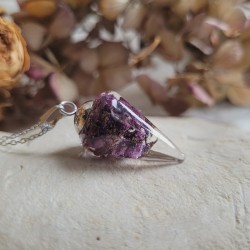 Pendentif pendule en résine et fleurs séchées de Lilas.