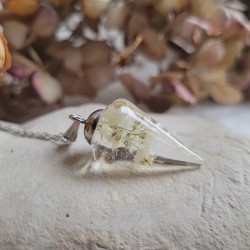 Pendentif pendule en résine et fleurs séchées de Gypsophiles.