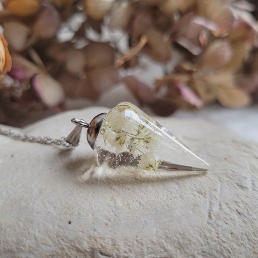 Pendentif pendule en résine et fleurs séchées de Gypsophiles.