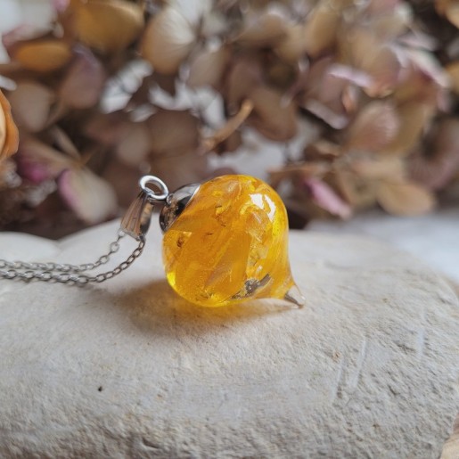Pendentif pendule en résine et fleurs séchées d'Immortelle jaune.