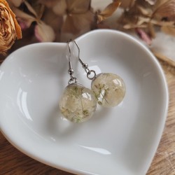Boucles d'oreilles sphère en résine et fleurs de Gypsophiles.