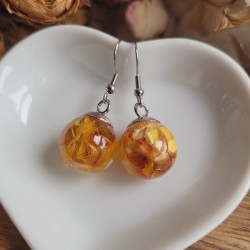 Boucles d'oreilles sphère en résine et fleurs d'Immortelle.