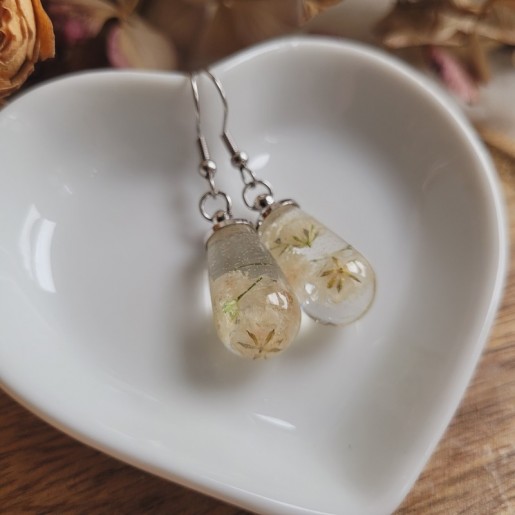 Boucles d'oreilles larme en résine et fleurs de Gypsophiles.