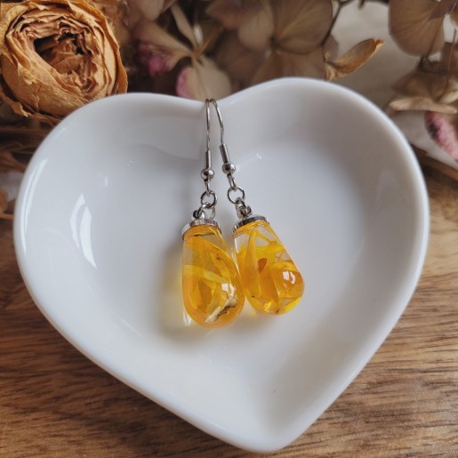 Boucles d'oreilles larme en résine et fleurs d'Immortelle jaune.