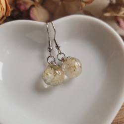 Boucles d'oreilles mini sphère en résine et fleurs de Gypsophiles.