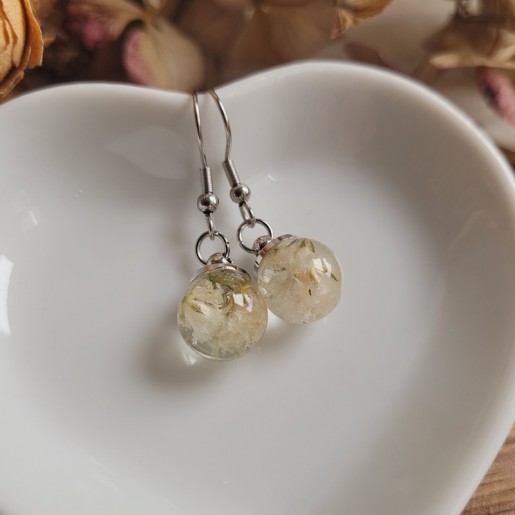 Boucles d'oreilles mini sphère en résine et fleurs de Gypsophiles.